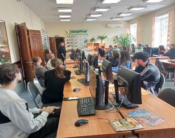 В библиотеке представитель Государственного архива новейшей истории и документов по личному составу Липецкой области провел со студентами обзорные экскурсии