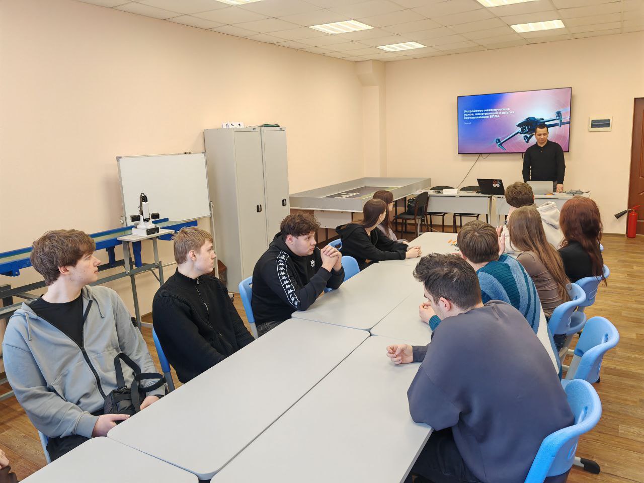 18 февраля 2026 года студенты и сотрудники Финуниверситета приняли участие в мастер-классе по изучению и основам пилотирования БПЛА 
