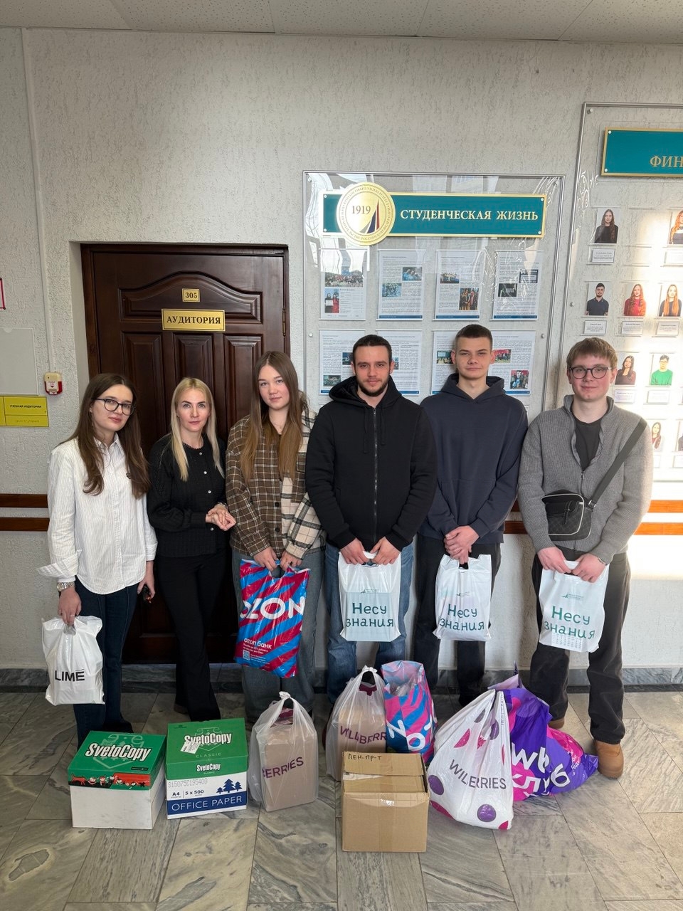 Команда волонтеров оказала содействие в загрузке 22 машины с гуманитарным грузом.