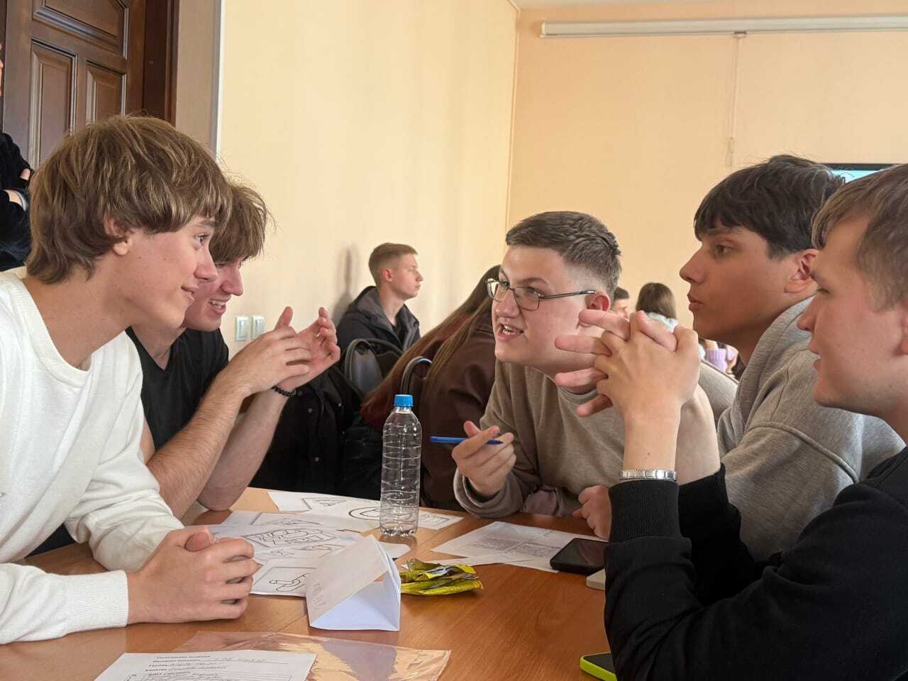 В Липецком филиале Финансового университета прошла интеллектуальная игра для первокурсников "Открой в себе скрытого логиста"